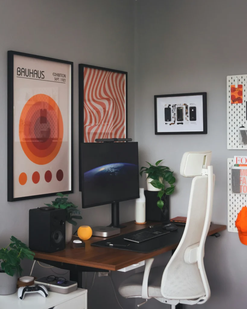 Image d'un bureau moderne orange et blanc