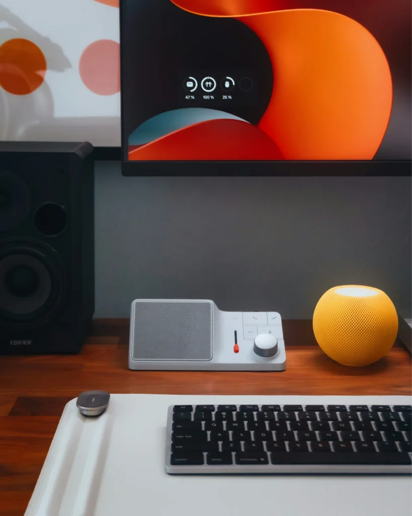 Image d'un bureau orange et blanc, le plan est proche du clavier